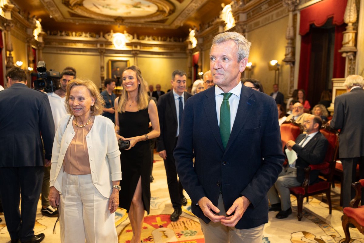 AlfonsoRuedaGal's tweet photo. A @RAGalegaCiencia condecora á @FundacionBarrie polos seus 50 anos de compromiso co impulso ao coñecemento e a investigación en Galicia.

O seu apoio foi esencial na carreira de centos de estudantes na nosa terra. Parabéns! https://t.co/UKEiVT7M7D