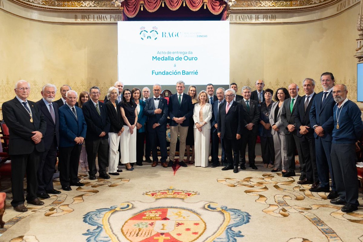 AlfonsoRuedaGal's tweet photo. A @RAGalegaCiencia condecora á @FundacionBarrie polos seus 50 anos de compromiso co impulso ao coñecemento e a investigación en Galicia.

O seu apoio foi esencial na carreira de centos de estudantes na nosa terra. Parabéns! https://t.co/UKEiVT7M7D