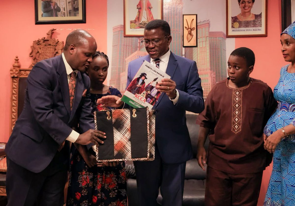 EriasLukwago's tweet photo. Earlier this evening the Katikiro of Buganda @cpmayiga paid a courtesy visit to the family of incarcerated PFF President @EriasLukwago also Lawyer to @kizzabesigye1 at his residence in Rubaga Kampala.#Admin https://t.co/za7pe1HYnn