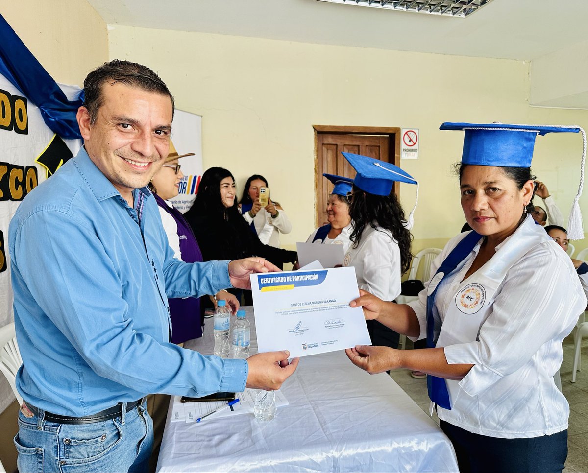 Agricultura_CZ7's tweet photo. #Loja | 🎓 Fortalecemos las capacidades del sector productivo.
El #MAGP celebró la graduación de la Agencia de Extensión Rural (AER) "Asociación Agropecuaria Paltahuayco", en el cantón #Macará. A través de 11 módulos de capacitación se fortaleció sus capacidades técnicas. https://t.co/AjANmbE3WJ