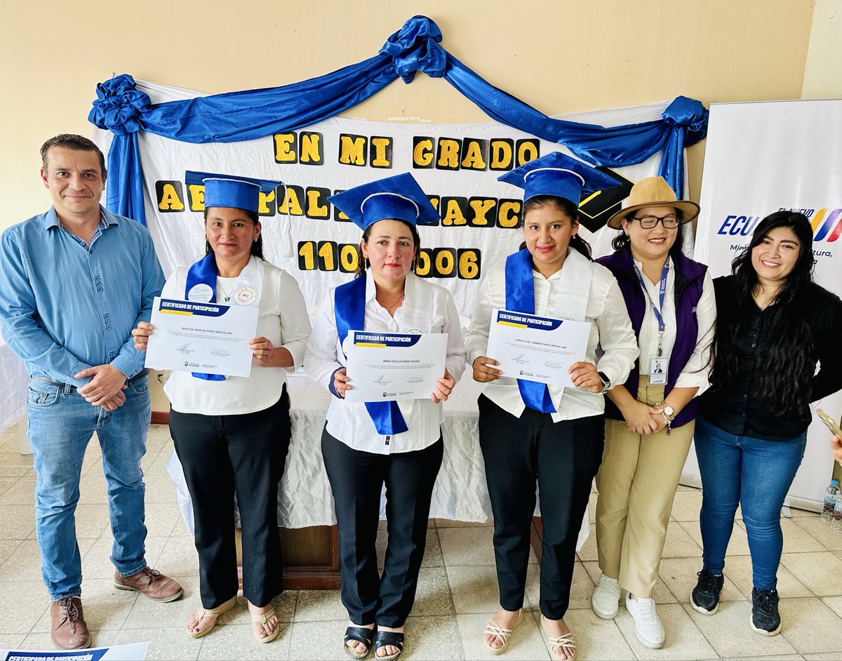 Agricultura_CZ7's tweet photo. #Loja | 🎓 Fortalecemos las capacidades del sector productivo.
El #MAGP celebró la graduación de la Agencia de Extensión Rural (AER) "Asociación Agropecuaria Paltahuayco", en el cantón #Macará. A través de 11 módulos de capacitación se fortaleció sus capacidades técnicas. https://t.co/AjANmbE3WJ