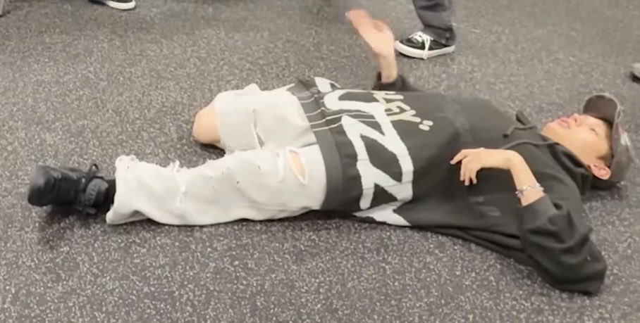 yufananaz's tweet photo. oh nothing just some james on the floor https://t.co/yoEq1n3X0Q