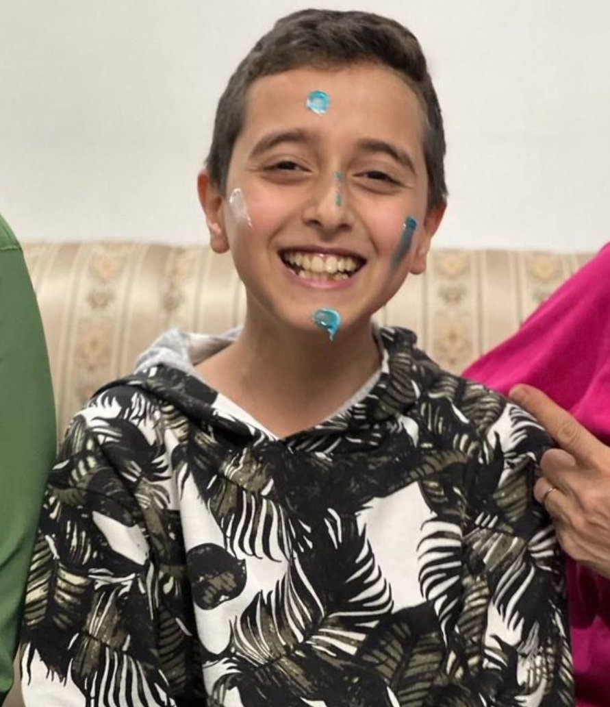 Sakurayomi7's tweet photo. این حرف تا ابد من رو می‌سوزونه. "خانوادش حتی دلشون نیومد کیک رو کامل بزنن به صورتش اما یه حرومزاده‌ای تیر جنگی شلیک کرد سمتش." این واقعا تا ابد قلبم رو تیکه تیکه میکنه. https://t.co/Opa4flCO99