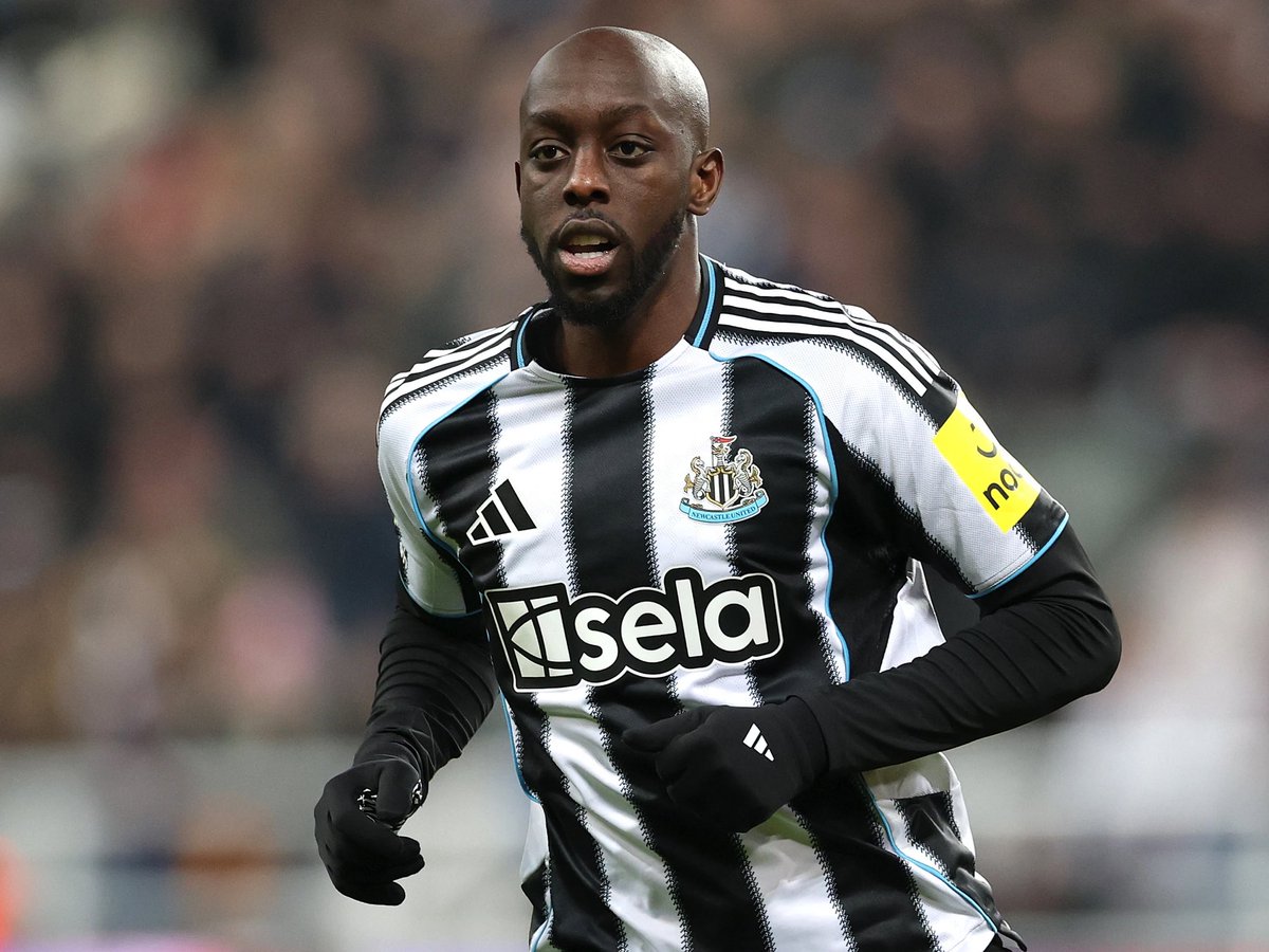 SaintsTalkk's tweet photo. 🚨💔 Lionel Mpasi grew frustrated with his team after the 2-1 loss to England, and has pulled out a knife. 

Yoane Wissa has died. 🕊️

He was a life-long Brighton fan. 💙

#NUFC #BHAFC #LikeToPayRespect https://t.co/3B4KGZnjk4