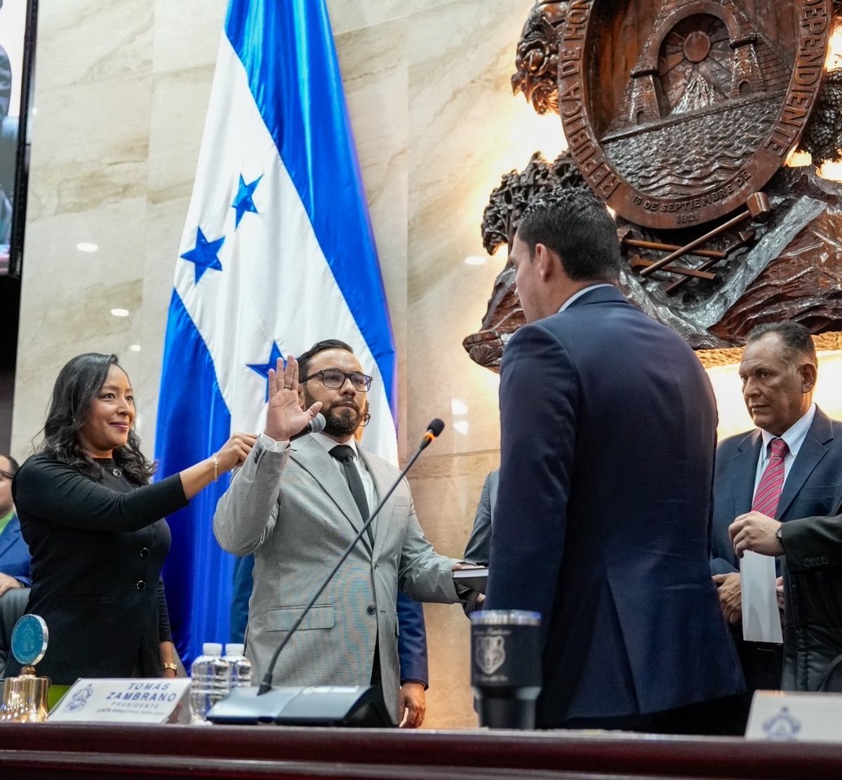 TommyZambranoM's tweet photo. Hoy en el Congreso Nacional cumplimos con nuestra responsabilidad constitucional al juramentar a Eduardo Fuentes y a Aixa Gabriela Zelaya como consejeros interinos del CNE, así como a Juan Pablo Hernández como comisionado presidente de la Unidad de Política Limpia.

Con estas decisiones reafirmamos nuestro compromiso con el fortalecimiento de la institucionalidad, la transparencia y la democracia de Honduras. Seguiremos trabajando para que el pueblo hondureño cuente con instituciones sólidas y procesos electorales confiables. 🇭🇳🫱🏻‍🫲🏽