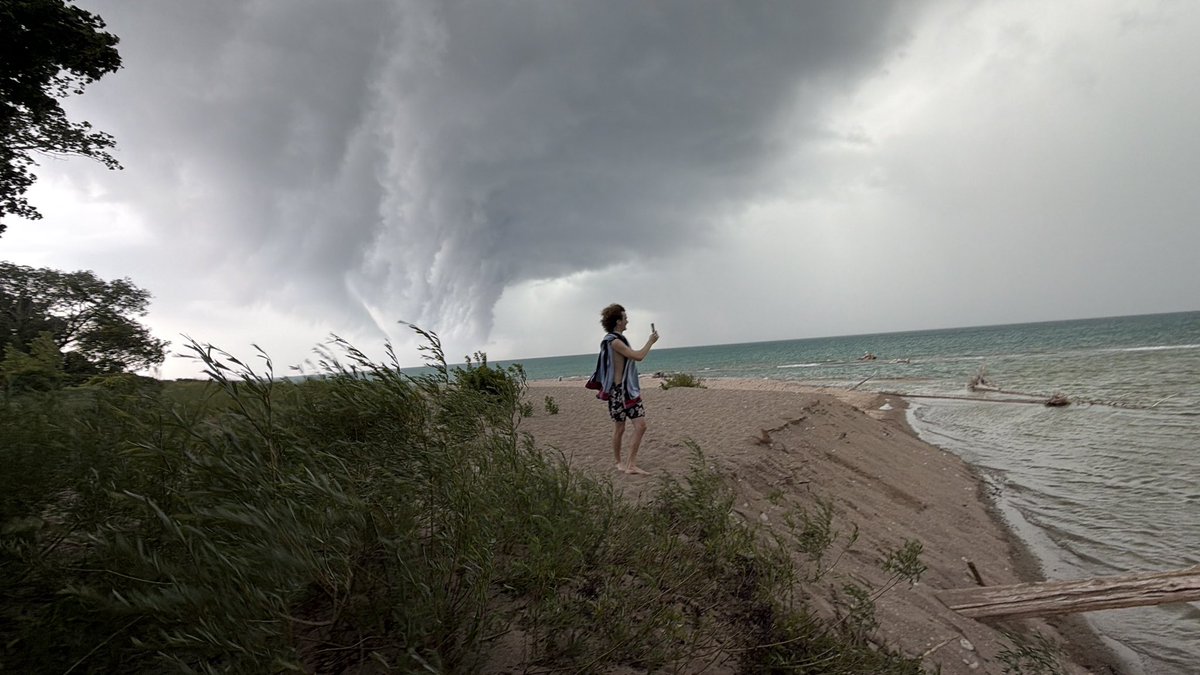 rUv's tweet photo. Epic clouds over Lake Huron! #onstorm #funnelcloud https://t.co/TEKeli1Gg7