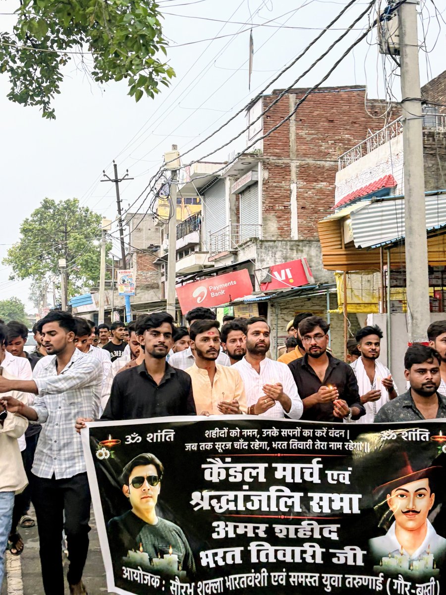 ptSaurabh08's tweet photo. आज #गौर में बिहार के निवासी स्वर्गीय भगत तिवारी जी की स्मृति में कैंडल मार्च एवं श्रद्धांजलि सभा का आयोजन किया गया, इस दुखद घड़ी में हम सभी न्याय की माँग करते हुए उनके परिवार के साथ मजबूती से खड़े हैं।

#JusticeForBhagatTiwari #श्रद्धांजलि_सभा #कैंडल_मार्च #युवा_शक्ति #गौर https://t.co/fkOvksMzcC