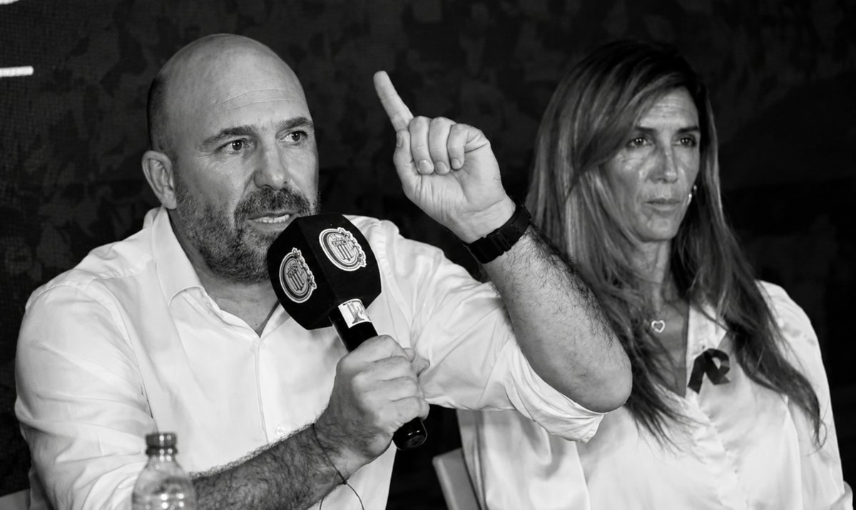 _RCentral's tweet photo. 🚨 Llamado a la solidaridad 🚨
Se busca con urgencia el paradero del matrimonio presidencial de #RosarioCentral, la señora @carocristinzian y el señor @GonzaloBelloso7 quienes deberían estar cerrando incorporaciones para jugar libertadores. https://t.co/6AWCVd2b8u