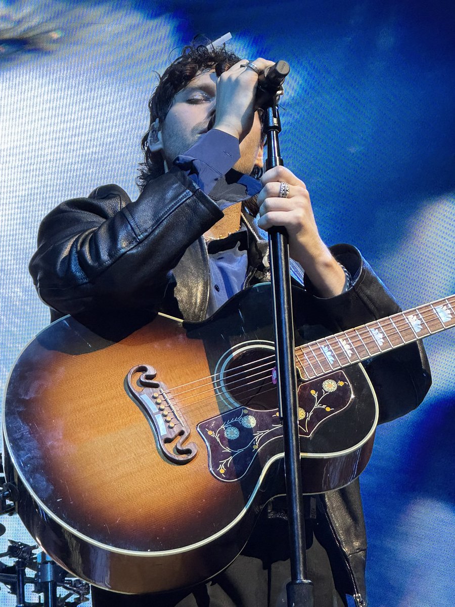 CARAMELRACH's tweet photo. how did i capture this with my own camera like what https://t.co/uhwmnCP8MV