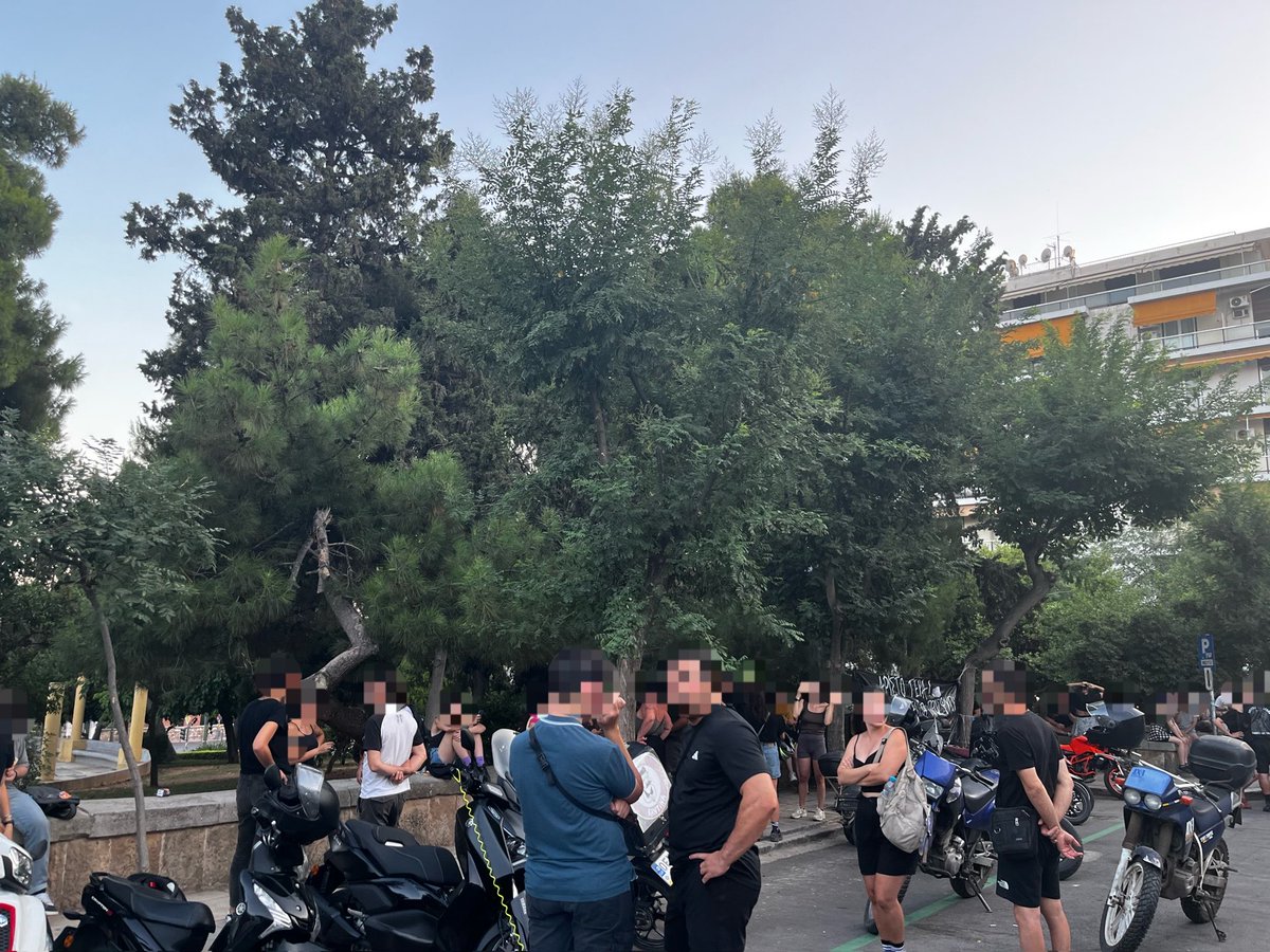 Prosfygika's tweet photo. Η ολοήμερη συγκέντρωση έξω από το νοσοκομείο "Ευαγγελισμός", όπου νοσηλεύεται διασωληνωμένος στη ΜΕΘ ο Αριστοτέλης Χαντζής συνεχίζεται με παρουσία ΔΕΛΤΑ και drone.

ΑΡΙΣΤΟ ΓΕΡΑ ΕΧΟΥΝΕ ΝΙΚΗΣΕΙ ΤΑ ΠΡΟΣΦΥΓΙΚΑ!

#antireport #saveprosfygika #prosfygikahungerstrike https://t.co/m4XDrf2iav