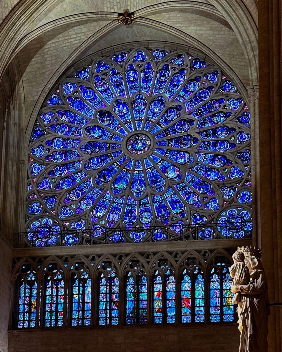veritebeaute's tweet photo. La fenêtre rose nord de Notre Dame date des années 1250, et presque tout son verre médiéval d'origine est toujours en place. Cela seul est rare. Les incendies, les révolutions, les guerres et même le récent incendie ont laissé cette fenêtre intacte.

Au centre se trouve la Vierge et l'Enfant dans la tradition Siège de la Sagesse, entourés de prophètes, de rois et de juges de l'Ancien Testament disposés en environ 80 médaillons. Ce n'est pas une histoire décorative. C'est une structure théologique, montrant le Christ comme accomplissement plutôt que comme remplacement.

Sous la rose, une lignée de rois remplit les lancettes, reflétant les rois sculptés sur la façade ouest. Les constructeurs médiévaux ont fait exprès de répéter. Ils voulaient que les fidèles lisent le bâtiment de la même façon qu'ils lisent les Écritures, couche par couche.

📍 Paris, Île-de-France