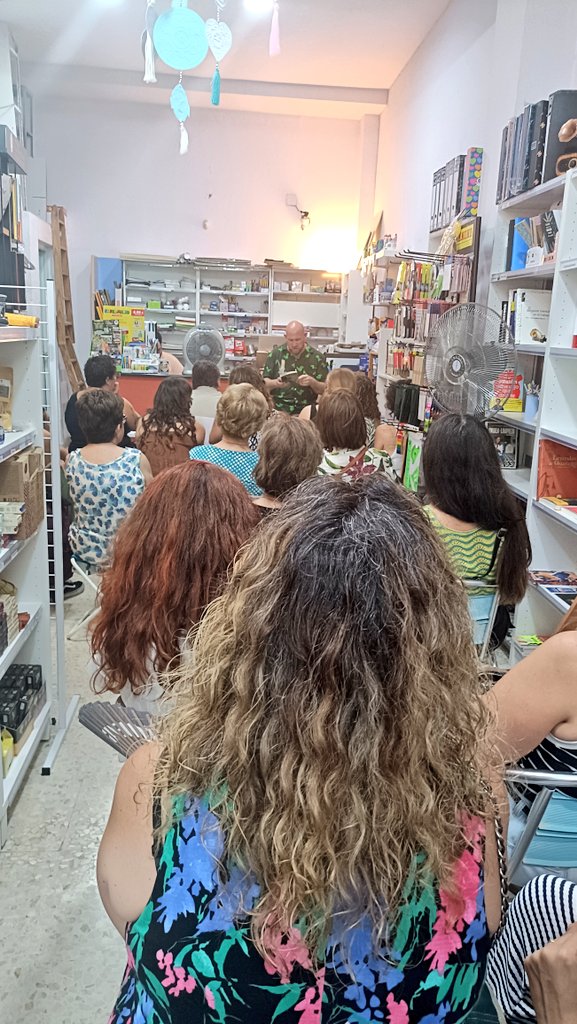 CDJPuertaOscura's tweet photo. "Sentarnos en el patio de casa con el yo del pasado y decirnos cosas bonitas"

Sencillo, precioso y a la vez que difícil hoy día...
Gracias por todo lo aportado SIMÓN💜

La Biblioteca Rabanitera tiene ya su ejemplar indispensable 📖
'En-Sy-os' N° 8

#SiempreJuntos https://t.co/L8BIYOzZNB