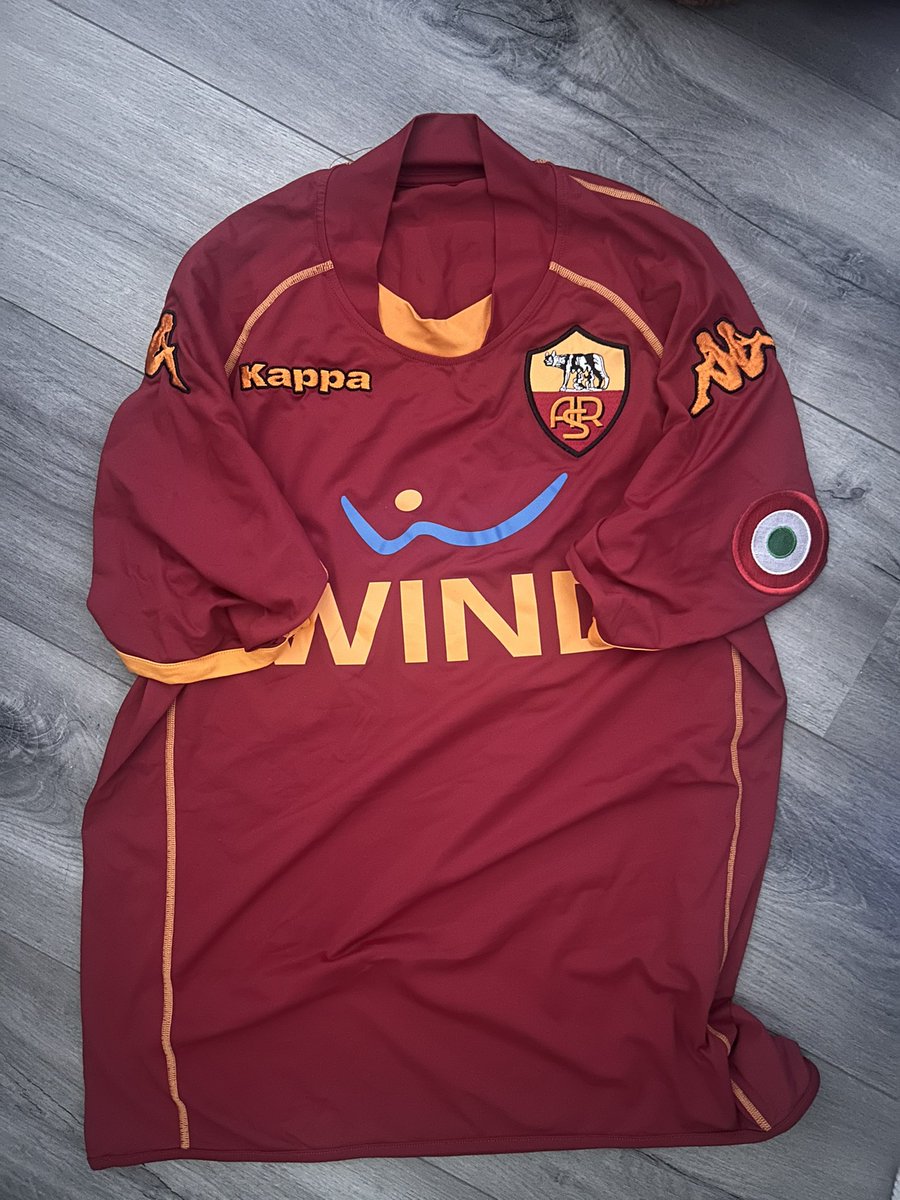 barcajax7's tweet photo. Ciao tifosi della AS Roma!

Ho trovato una maglia dell’AS Roma e mi chiedevo: perché questo giocatore indossava il numero 10? C’è una storia particolare dietro questa scelta?

Grazie in anticipo per le vostre risposte!

#asroma #roma #forzaroma #italy https://t.co/oZQF2xRydv