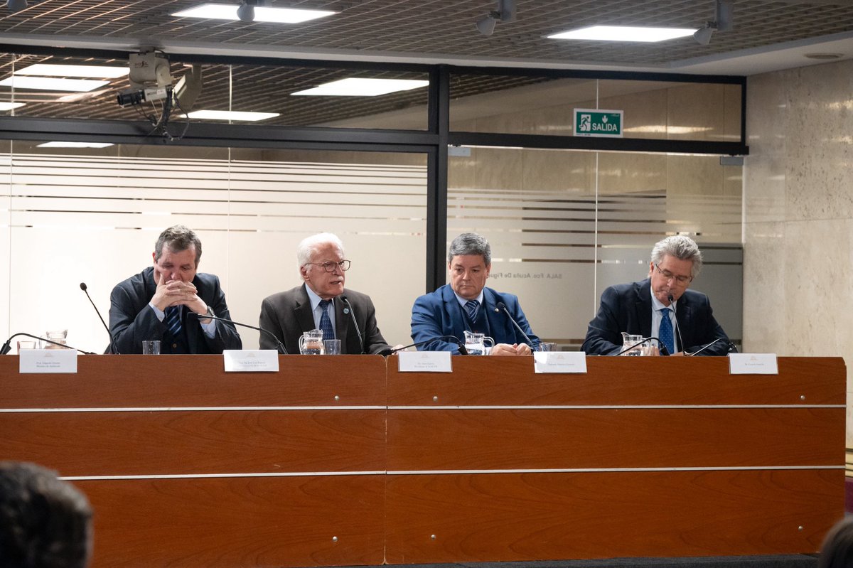 Parlamento_UY's tweet photo. 🎙️ |  Jornada académica “Agua: necesidad de políticas de Estado”, organizada por la Academia Uruguaya de Geopolítica y Estrategia (AUGE).

Estuvieron presentes la presidenta de la Asamblea General @CosseCarolina y el expresidente de la República Luis Alberto Lacalle Herrera. 

(+) https://t.co/mA43qAwV7Y