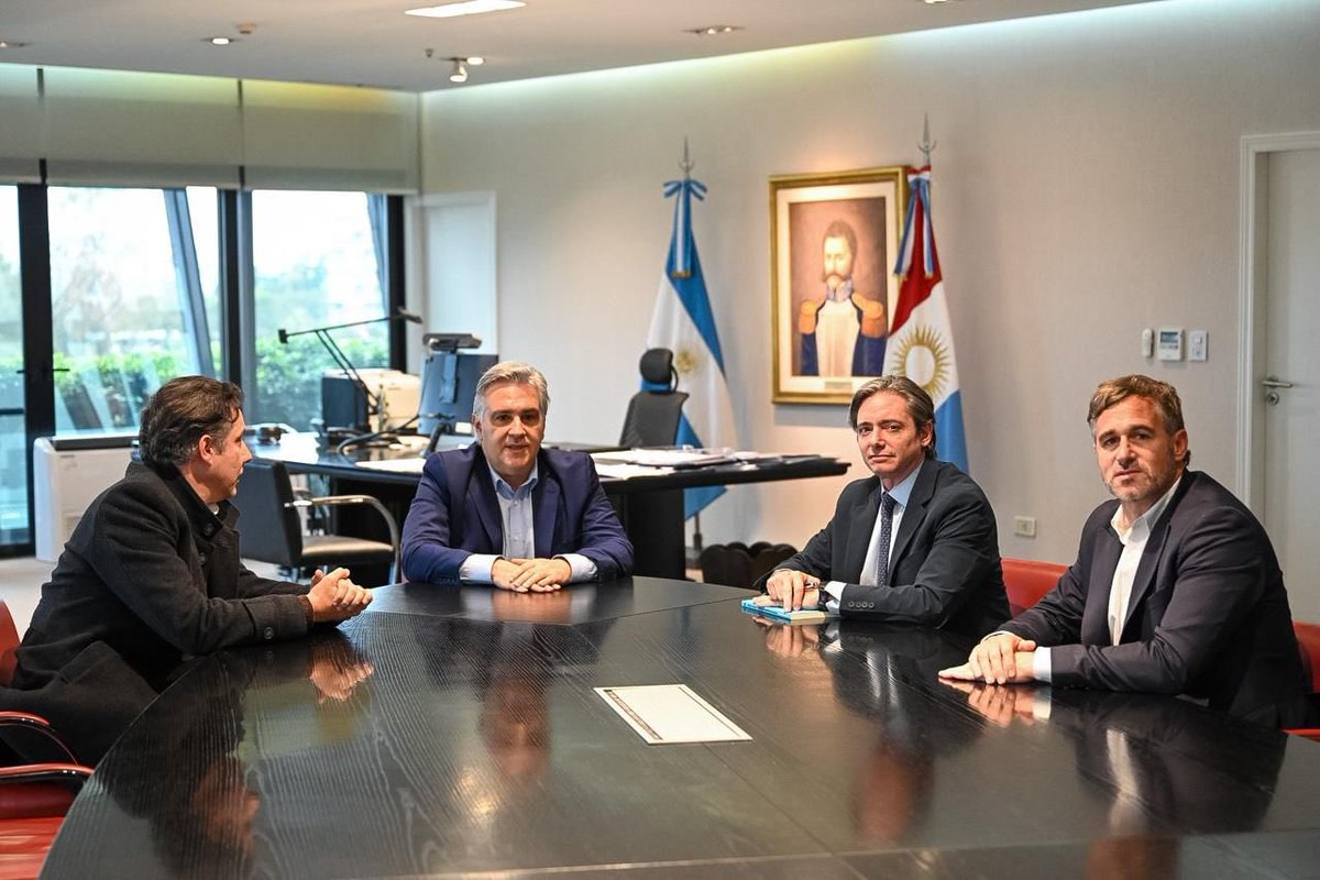 FedericoAchaval's tweet photo. Hoy en Córdoba, junto al gobernador @MartinLlaryora, @chrisasinelli y referentes educativos de América Latina, participamos de un encuentro internacional para conversar sobre el rol que tiene la educación en el desarrollo de la región.

Este tipo de espacios son fundamentales para intercambiar experiencias y articular políticas públicas que mejoren y transformen los procesos de aprendizaje.

Gracias a la Comunidad Araucaria y al CAF - Banco de Desarrollo de América Latina por la invitación y por generar estos espacios de diálogo que nos permiten seguir pensando políticas públicas para acompañar a nuestras comunidades.