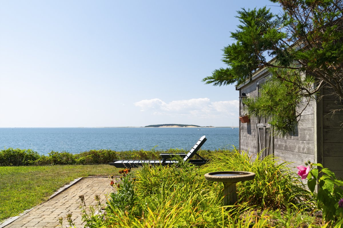 capeassociates's tweet photo. A home that lets the day unfold naturally.

From quiet mornings framed by water views to easy afternoons that drift out to the deck and garden, this coastal retreat was designed for the moments that make a house feel deeply personal. Thoughtful details, comfortable spaces, and a gentle connection to the outdoors bring a sense of calm to every room.

Interior Design: Design Complements

#CapeAssociates #CustomHomes #CoastalHomes #OutdoorLiving #InteriorDesign #DesignComplements #CapeCodHomes #CoastalLiving #HomeDesign #CustomHomeBuilder #NewEnglandHomes #LuxuryHomeDesign #Craftsmanship #WaterfrontLiving