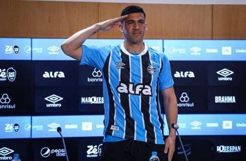 museu_gremio's tweet photo. Gustavo Alfaro: "Quem pode marcar Doué, Barcola, Mbappé, Olise e Dembelé?"

Balbuena depois de ter entendido matar: https://t.co/QdMMTlIH8S