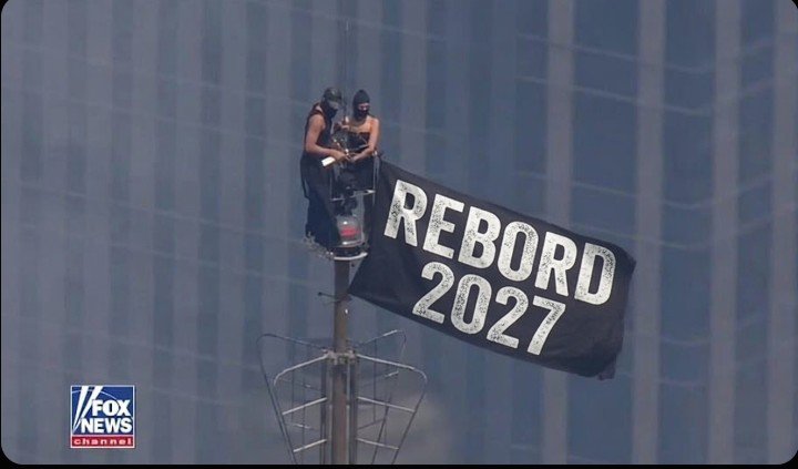 FedericoMa46957's tweet photo. 🚨🚨 AHORA: dos Hagoveros escalaron hasta la cima del Empire State y desplegaron una enorme bandera con un mensaje que ya recorre las redes.

Ampliaremos https://t.co/4XsiyUD4G2