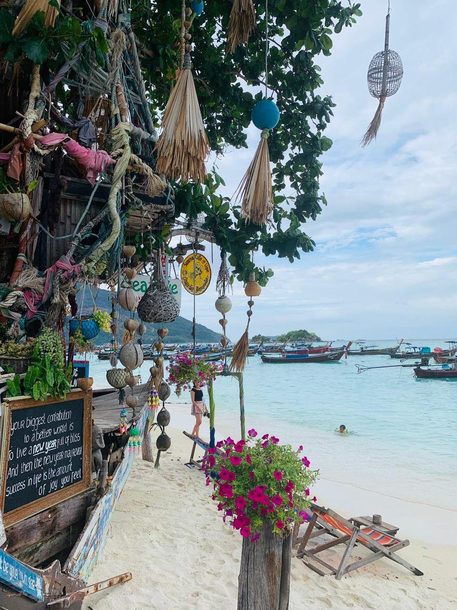 harrylpg's tweet photo. 🇹🇭🤔Hoy en mi DM:
✍🏻– Harry, ¿cuál es la forma más rápida de llegar a Bangkok?
👉🏻 No hay por menos de casi 30 horas de viaje y con una sola escala.

✈️ Las opciones más clásicas:
🇮🇹Vía Roma con Ita, pero desde Roma vuela 3 veces por semana.
🇹🇷 Vía Estambul con Turkish Airlines, via San Pablo.
🇩🇪 Vía Frankfurt con Lufthansa.
🇦🇪 Vía Dubái con Emirates, via Rio.
🇨🇳 Vía Shanghái con China Eastern, 2 veces por semana y via Aukland.
🇪🇹 Via Addis Abeba.

🤔¿Cuanto vale?
👉Tarifas entre 2200 y 2800 ida y vuelta.

🤔Y ya que estamos ¿Dónde dormir en Bangkok?
👉Hay varias zonas, pero mis 2 recomendadas son:

📌Khaosan Road: La Bangkok clásica. Mochilera, económica, con mucha vida nocturnas, para mi un poco  caótica.
✍️Hoteles recomendados:
🛎️The Gravitique Hotel Khaosan.
🛎️Villa de Khaosan.

📌Sukhumvit La Bangkok moderna. Mejores hoteles, shoppings, restaurantes, rooftops y conexión con toda la ciudad.

✍️Hoteles recomendados:
🛎️Aspen Suites Hotel
🛎️La Petite Salil
🛎️Galleria 12

🤔¿Y como llegar a las islas paradisiacas?
✈️ Si querés conocer Phuket, Krabi, Koh Lipe, Koh Phayam o Koh Lanta, lo mejor es volar desde Bangkok y desde allí continuar en barco.

🚤 A Phi Phi se visita normalmente desde Krabi o Phuket.

📢Más que nunca me interesa la opinión de ustedes, porque sé que hay verdaderos expertos en este destino.

👉¿Cuál fue la mejor isla?
👉¿Qué hotel recomiendan?
👉¿Qué experiencia no hay que perderse?
👉¿Qué comieron increíble?
🤔✍️Tailandia debe ser uno de los países con más variedad de recorridos y experiencias. No existe un viaje perfecto: todo depende del tiempo que tengas y de lo que estés buscando.