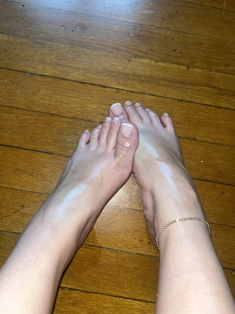 biggmamaa10's tweet photo. Send mommy some money 😘 cashapp- @babbyg555 dm for apple pay 😘😘 
#oilyfeet #pretty #soft https://t.co/4ZKKuGl6WL