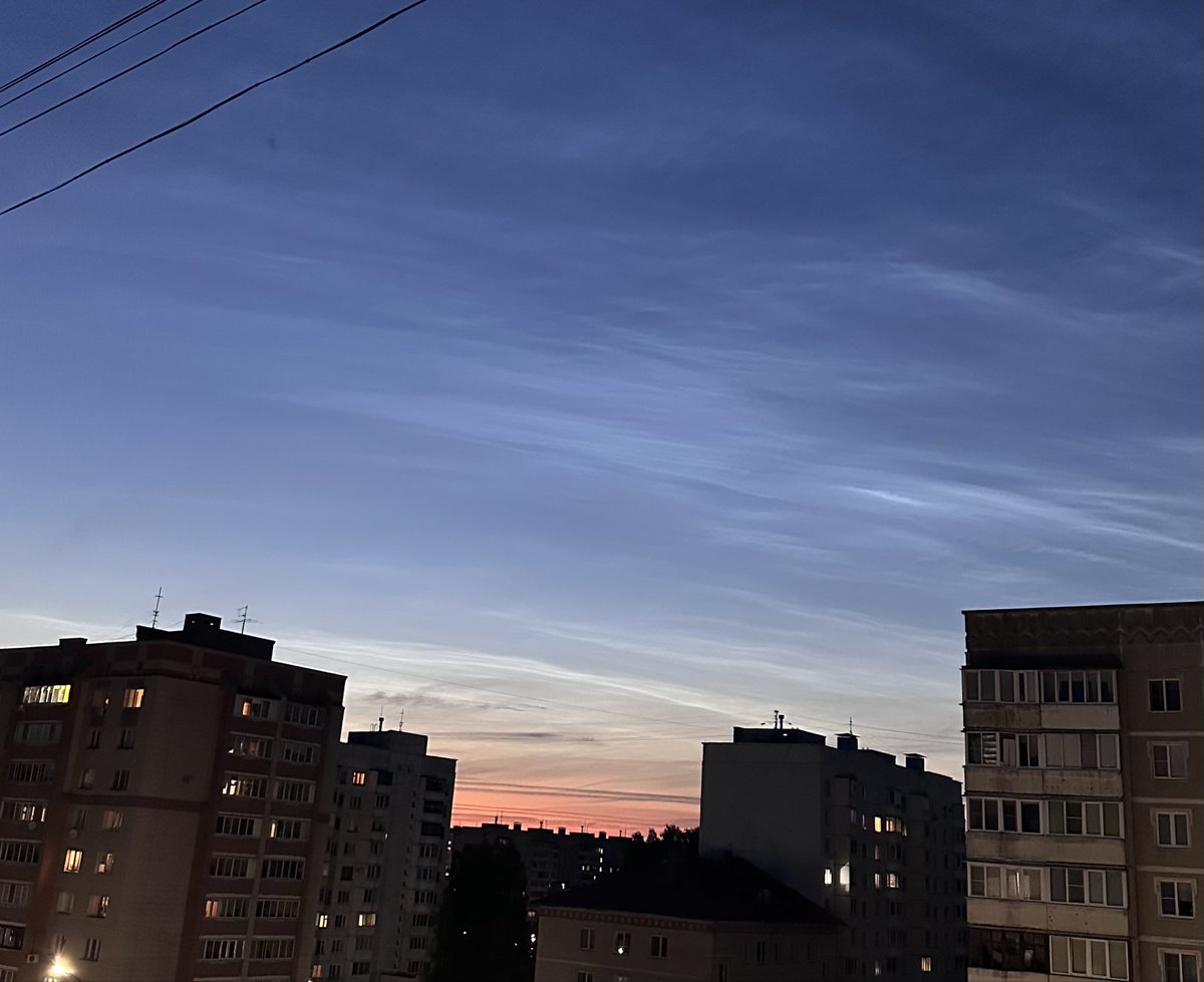 StacyHidan's tweet photo. Хозяева лета — серебристые облака 🩵

Самые глазастые смогут разглядеть звезду S Персея 😉 https://t.co/1Po0l426vD