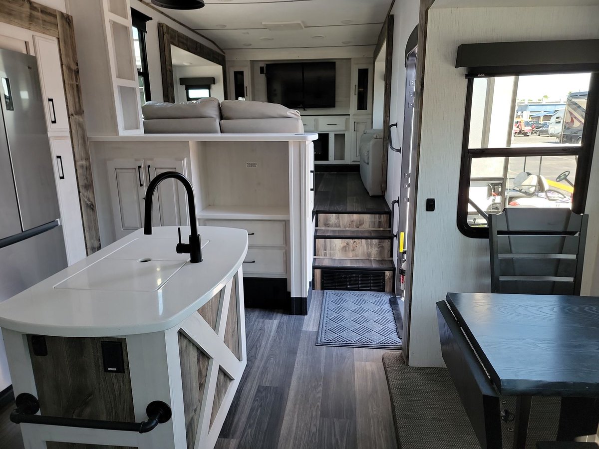 SecureRVBuyers's tweet photo. Coach of the day! Check out this beautiful 2021 Heartland Bighorn fifth wheel we recently purchased. Selling your RV? Contact us for a cash offer. #securervbuyers #webuyrvs https://t.co/oBrcPD4TRY