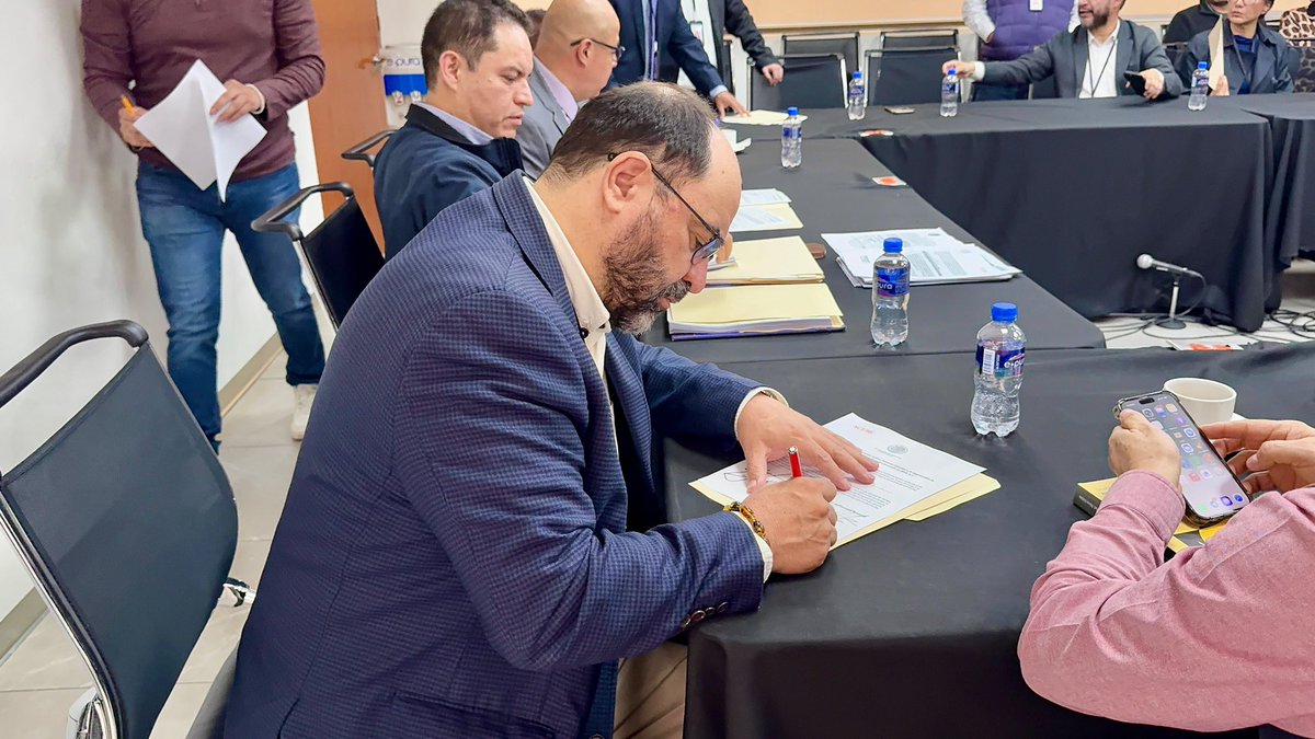 SomosMxMexico's tweet photo. Este miércoles, el #INE entregó la certificación oficial del registro de #SomosMx como nuevo partido político nacional.

Con este acto, se formaliza nuestra incorporación al sistema de partidos en México, como una nueva fuerza política con representación nacional.

Agradecemos la confianza de quienes han acompañado este proceso. Asumimos el compromiso de trabajar por la democracia, los derechos y las libertades de todas y todos.

#SomosUnaRealidad #MéxicoYaTienePartido #EstamosEnLaBoleta2027