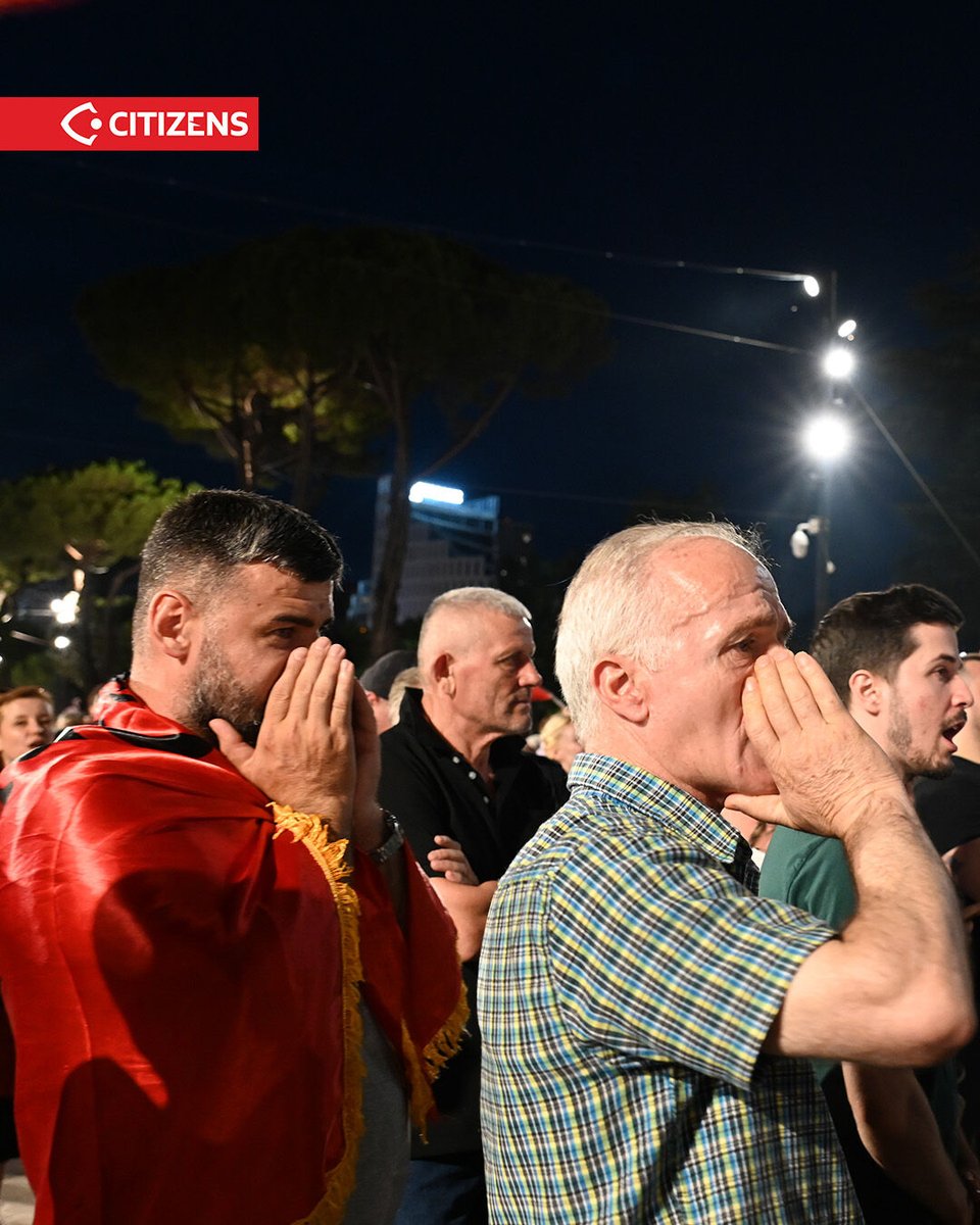 citizensalb's tweet photo. Në ditën e 32-të të protestave të përditshme përballë kryeministrisë, protestuesit edhe ditën e sotme ishin të zëshëm për aferat korruptive të qeverisë së sotme dhe asaj të mëparshme. Protestuesit shprehen se pa dorëheqjen e qeverisë, protestat nuk do të ndalen. https://t.co/gHjlzJI05p