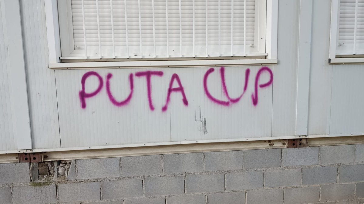 JaumeTai's tweet photo. Ahir als mòduls de l’institut públic algú va decidir embrutar-los. Analitzant les pintades es pot deduir que són -16 que en lloc d’enfadar-se perquè els d’AC lliguen amb les noies de la seva edat… han optat per enfadar-se amb la CUP.  
La resta d’associacions d’idees són vostres https://t.co/ievWw6YpnF