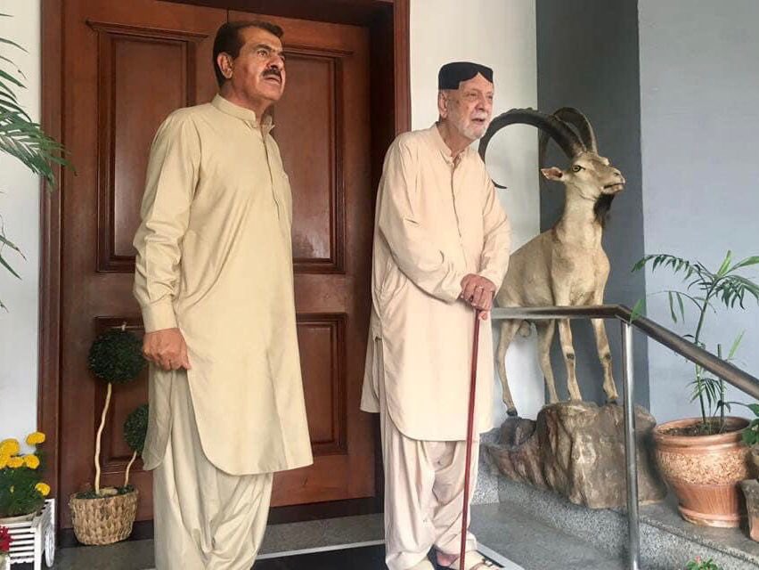SajidTareen4's tweet photo. سردار عطاء اللہ مینگل اور ساجد ترین ایڈووکیٹ کی ایک یادگار تصویر....
اللہ تعالیٰ سردار صاحب کو جنت الفردوس میں اعلیٰ مقام عطا فرمائے۔ https://t.co/a57cFnxJlB