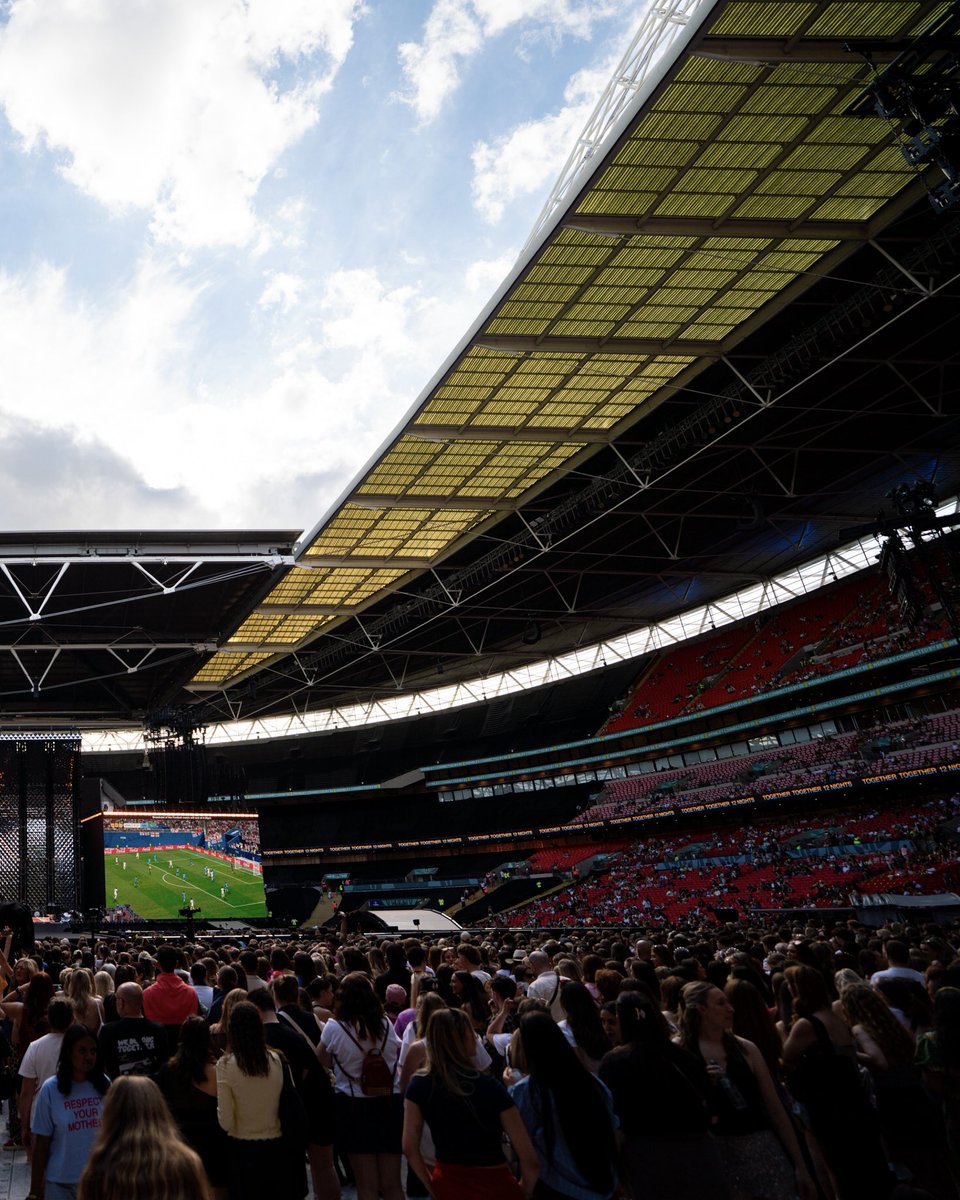 wembleystadium's tweet photo. Starting with Harry Kane. Ending with Harry Styles ❤️ https://t.co/Pctb3XbdwY