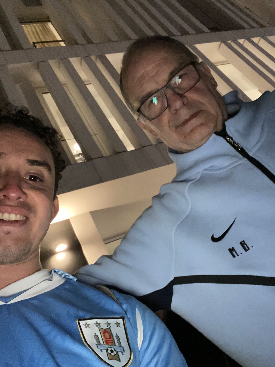 CanessaLuciano's tweet photo. La admiración hacia Bielsa va mas allá de su conocimiento de fútbol, es hacia su honestidad. Podés cuestionar su modo, su metodología, sus decisiones pero no podes poner en tela de juicio su honestidad. En un mundo del futbol donde mandan figuras impresentables, deshonestas y que solo piensan en hacer mas plata para sus bolsillos y repartirle migajas a los equipos que les hacen generar ese dinero, en un futbol donde el hincha de verdad cada vez tiene menos posibilidades de viajar a ver a su selección en un mundial y los estadios se llenan de tiktokers influencers y en un mundo donde el futbol es mas negocio que deporte y donde la credibilidad decrece cada vez mas, un personaje como Marcelo Bielsa vale oro. Uno de los honores mas grandes de mi vida fue haberle podido hacer una pregunta y cubriendo a Uruguay en la ciudad donde viví los últimos 4 años y donde me empecé a formar como periodista, la vida me dio esa satisfacción que me llevo por siempre.