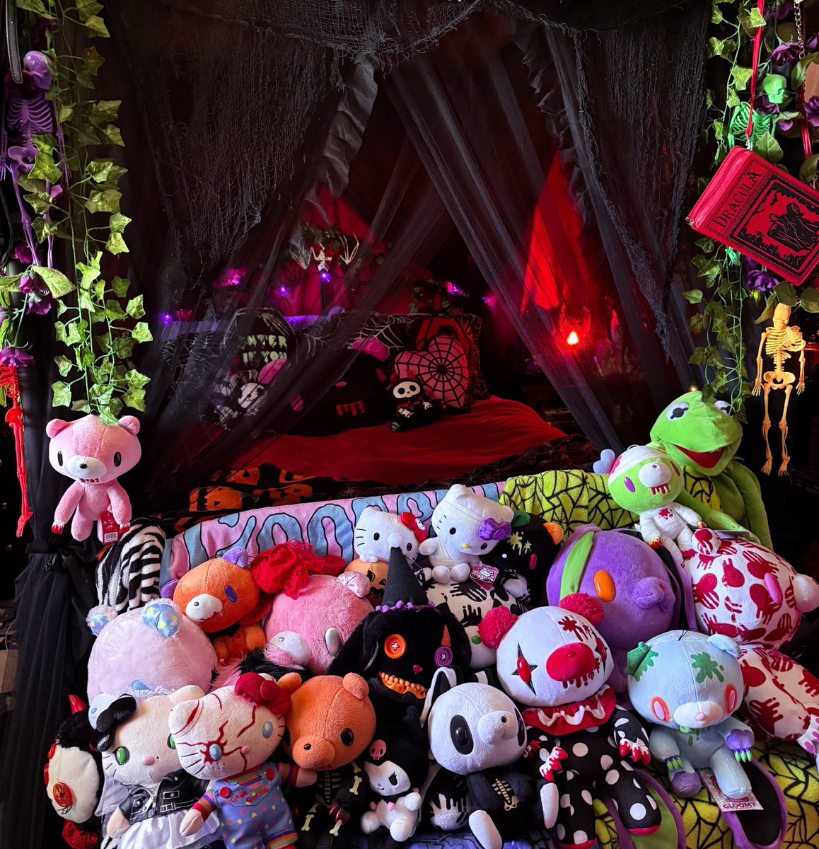 kreepykarly's tweet photo. the room of a 26 year old woman ❤️ https://t.co/ax0NCUhACC