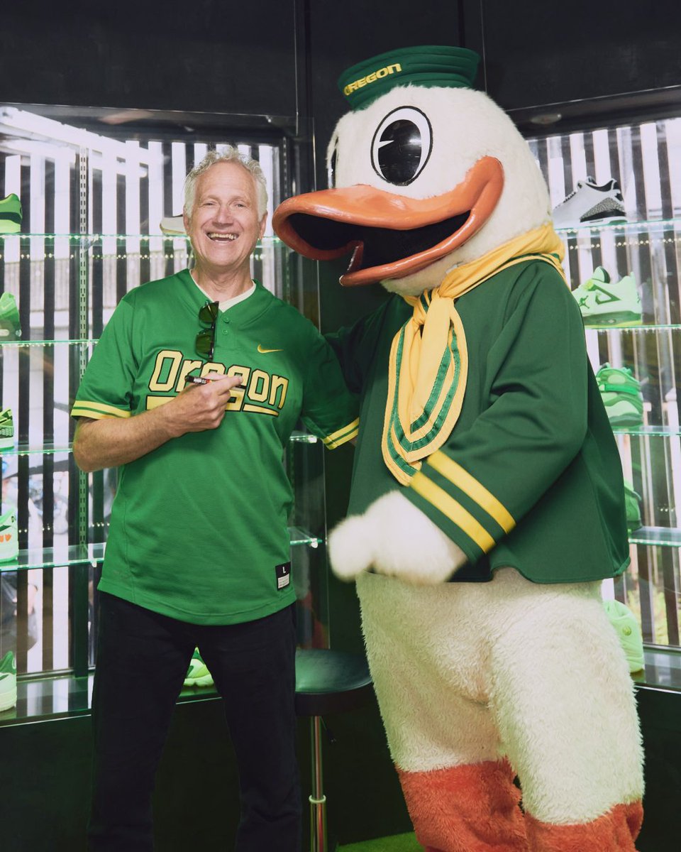 flightclub's tweet photo. OGs only. Last week FCJP became the first ever to display Ducks of a Feather’s PEs as a complete collection. Flight Club Tokyo welcomed Tinker Hatfield to celebrate the moment with some of Japan’s biggest sneaker collectors. https://t.co/QMMlQxexxy