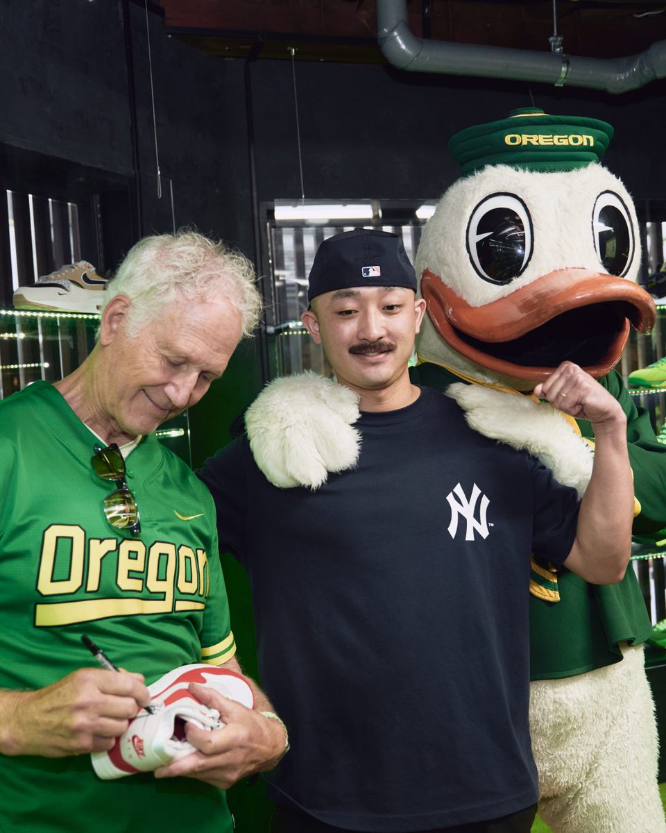 flightclub's tweet photo. OGs only. Last week FCJP became the first ever to display Ducks of a Feather’s PEs as a complete collection. Flight Club Tokyo welcomed Tinker Hatfield to celebrate the moment with some of Japan’s biggest sneaker collectors. https://t.co/QMMlQxexxy