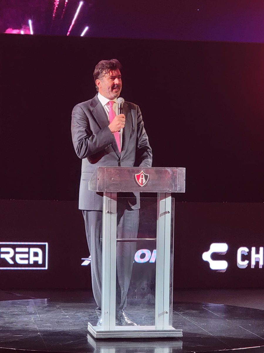 SanCadilla's tweet photo. José Miguel Bejos:

"Quiero agradecer al Club Atlas por recibirnos en esta su casa, es un orgullo volver y saber que lo vamos a disfrutar juntos"

"Grupo PRODI toma el control del Atlas FC. Estamos en una celebración del pasado y lo que será el futuro del Atlas, además de invitarlos a escribir juntos las siguientes páginas de esta historia"

"Somos un grupo que viene a trabajar, no a impresionar. A construir, no prometer. Trabajaremos a lo Atlas, luchando con carácter y tomando los retos de frente. Venimos a que el mundo reconozca la grandeza del Atlas"

"Este club tiene tribuna. La Fiel no se explica, se siente, en las calles, en las charlas, este club necesita y merece mucho más de lo que ha obtenido en el pasado. Merece una directiva comprometida y sin distracciones, presente y no de paso"

"Este club de 110 años es permanencia, de visión y largo plazo. No venimos a extraer valor, sino a aumentarlo. Ponemos sobre la mes estabilidad económica para sustentar el proyecto, ambición y respeto, respeto a lo que construyeron y a lo que Guadalajara y este Estado esperan de su equipo"

"Nunca tuvimos duda, es la clase de proyecto en el que queremos estar"

"Jalisco va por más y el Atlas tiene que ir al mismo ritmo"

"Aquí estaremos en las buenas y malas, aquí seguiremos apostándole a este equipo, con la Fiel, por la Fiel y para la Fiel, bienvenidos a esta nueva etapa".

📸: Renee Pérez