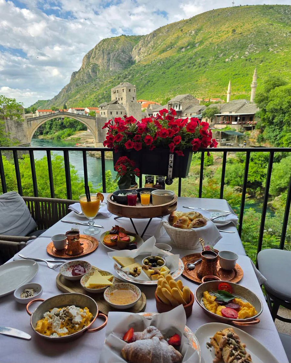 realmagine's tweet photo. Breakfast with a view of the Stari Most. 🌺🍳

Mostar, Bosnia and Herzegovina 🇧🇦

#Mostar #StariMost #IMAGINE https://t.co/9QSbS1lwVD