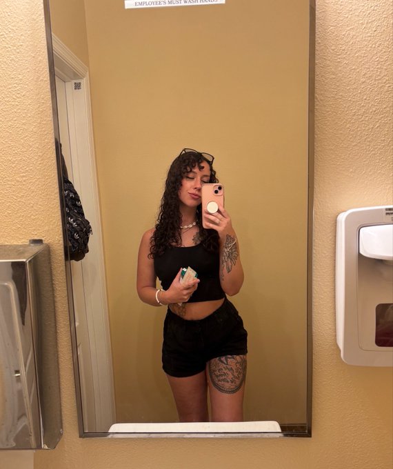 Taylor Pink 🎀 - 1 pic. got my talent testing done & now live on Chaturbate for the next 4 hours :) come playyyy ⬇️ https://t.co/nFkJ84MnOz https://t.co/qyMyzOlzuo