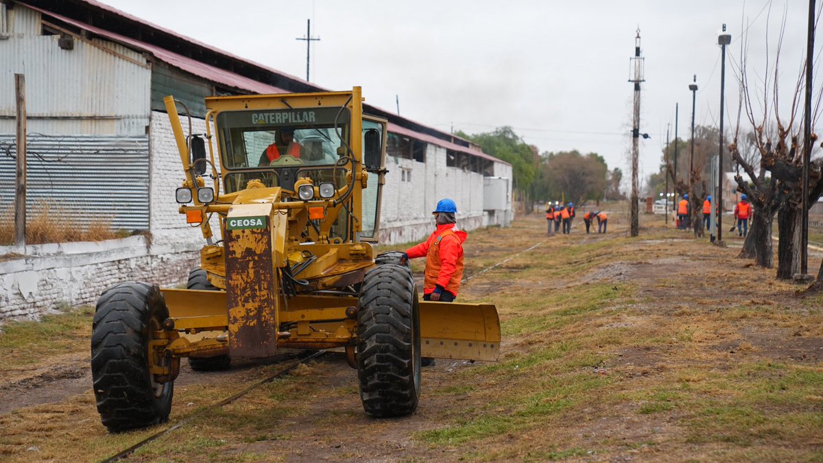 MuniJuninMdz's tweet photo. Comenzó una obra histórica para el Este mendocino. Iniciaron los trabajos del Tren de Cercanías que unirá Junín, San Martín, Maipú y Luján de Cuyo, mejorando la conectividad y generando nuevas oportunidades para miles de vecinos. #TrenDeCercanías #JunínMendoza https://t.co/nurTKhtDhS