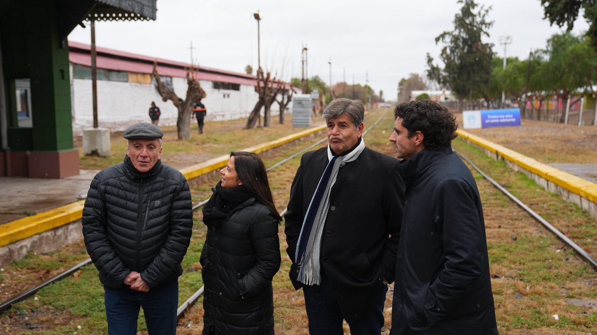 MuniJuninMdz's tweet photo. Comenzó una obra histórica para el Este mendocino. Iniciaron los trabajos del Tren de Cercanías que unirá Junín, San Martín, Maipú y Luján de Cuyo, mejorando la conectividad y generando nuevas oportunidades para miles de vecinos. #TrenDeCercanías #JunínMendoza https://t.co/nurTKhtDhS