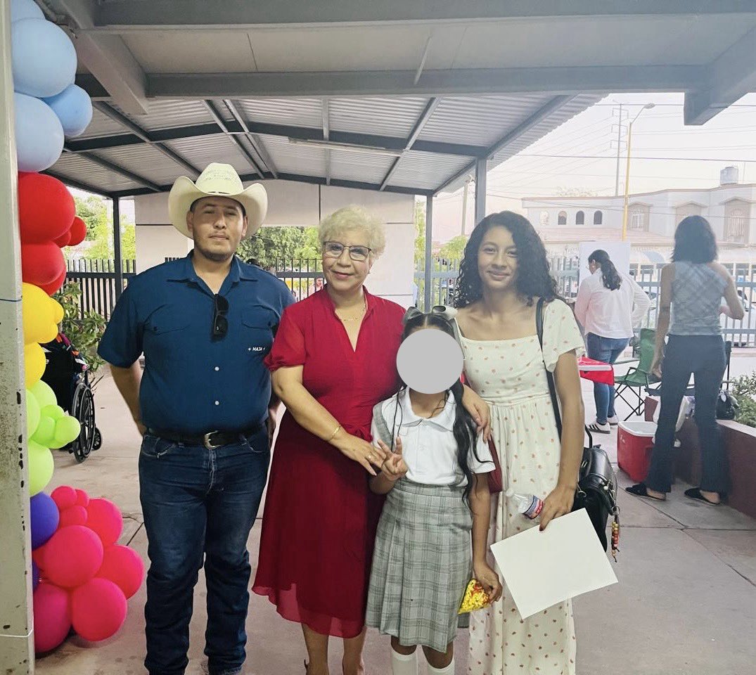 Rebeca_SilvaG's tweet photo. ¡La educación es un instrumento de cambio y progreso!
Un gusto asistir a Ceremonia de fin de cursos de la Escuela Primaria Mariano Matamoros en nuestro #DistritoXIV.
Mis felicitaciones para todos los graduados, maestros y familiares que hicieron posible este logro.
🎓 🧑🏻🎓 https://t.co/O2OFvw9a56