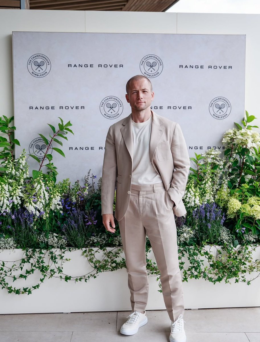 mayte_1974's tweet photo. Más fotos de Taron Egerton en el evento de Range Rover de Wimbledon en Inglaterra!!! #TaronEgerton #rangerover #wimbledon https://t.co/k0KKzHUTxX