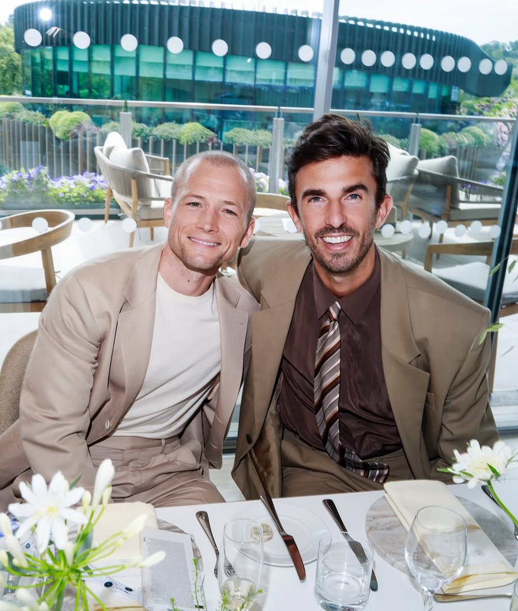 mayte_1974's tweet photo. Más fotos de Taron Egerton en el evento de Range Rover de Wimbledon en Inglaterra!!! #TaronEgerton #rangerover #wimbledon https://t.co/k0KKzHUTxX