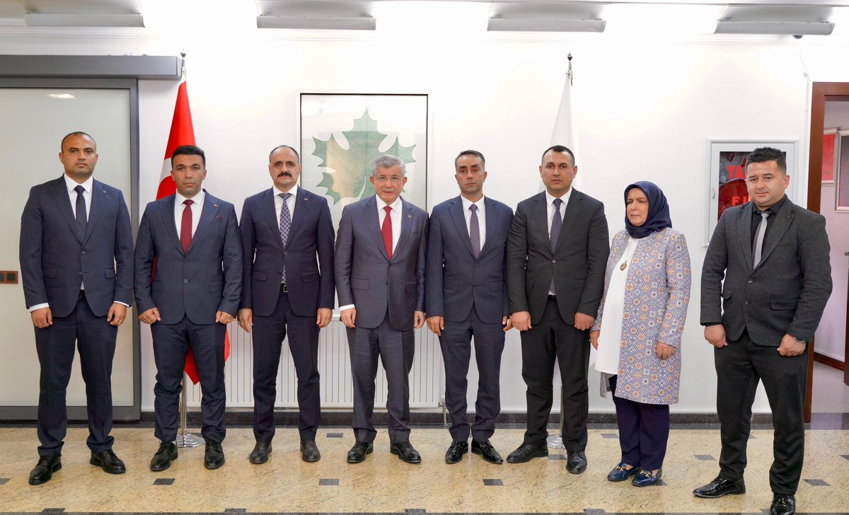 aynuralgul's tweet photo. Sayın Genel Başkanımız Ahmet Davutoğlu’nun başkanlığında, vatanımızın bekası için fedakarca görev yapmış kahraman Eski Uzman Çavuşlar heyetini, Atanamayan Uzmanlar Derneği Genel Başkanı Mustafa Gündeşli ve kıymetli yönetim kurulu üyelerini 
Genel Merkezimizde ağırladık.
Yıllarca en zorlu şartlarda mücadele eden vatan evlatlarımızın özlük hakları, kamuda istihdam ve sosyal güvence taleplerini ilk ağızdan dinledik.
Vatan hizmetinin "eskisi" olmaz! Yaşanan tüm hak kayıplarının ve mağduriyetlerin farkındayız. Kahramanlarımızın haklı mücadelelerine çözüm odaklı politikalarımızla destek vermeye, sesleri olmaya kararlılıkla devam edeceğiz.
Ziyaretleri için değerli heyete yürekten teşekkür ediyoruz.

#eskiuzmançavuşlar
@gundes_46
@Ahmet_Davutoglu
@GelecekPartiTR