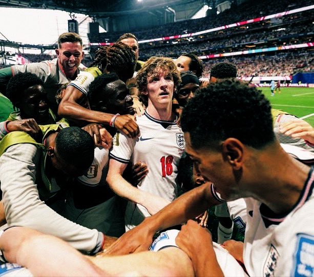 GBarca_'s tweet photo. Gordon what in the holy picture is this https://t.co/Gk94s7Ig2N