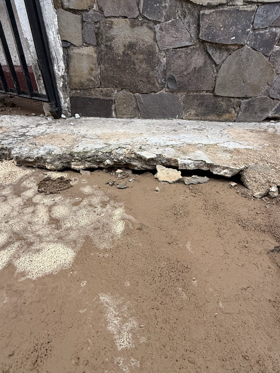 viveprovi's tweet photo. @siapagdl buen día. Les pedimos que por favor atiendan este reporte, urge que se termine la reparación @PabloLemusN @JuanJoseFrangie @IsmaelJauregu11 reporte: 11597395 gracias https://t.co/gGlIXPlP05