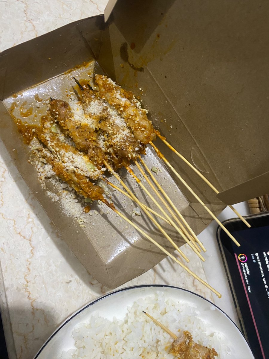 geeszer's tweet photo. hari ini makan enak🫂🫂 dan lagi lagi ditutup dengan mengerjakan metopen (tiap liat matkul ini gue mual) https://t.co/fd6RyxVnwy