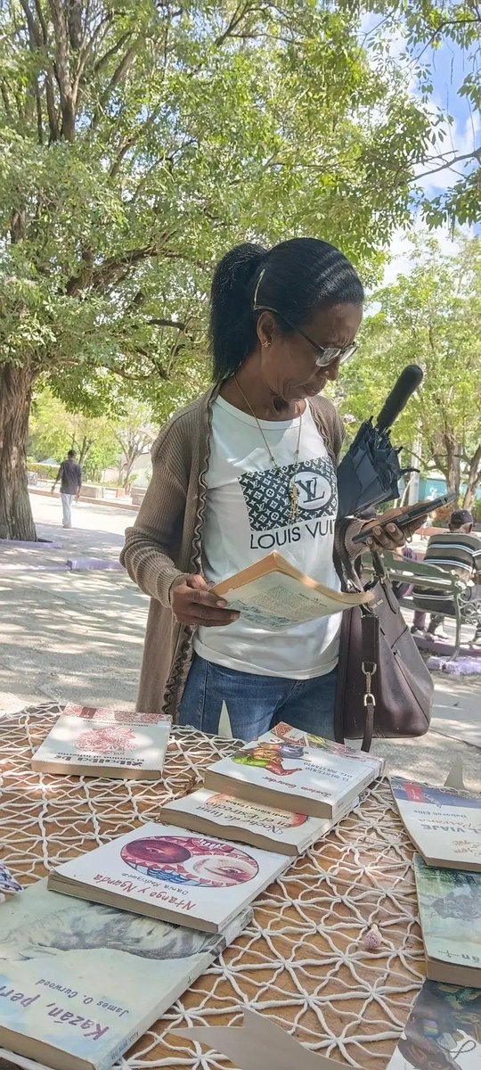 YalisetL's tweet photo. Extensión bibliotecaria desde la plaza cultural de #Báguanos con variadas propuestas literarias de la sala infantil juvenil  de la biblioteca municipal Enrique Hart Dávalos. 
#Verano2026 https://t.co/BnsofQP9V0