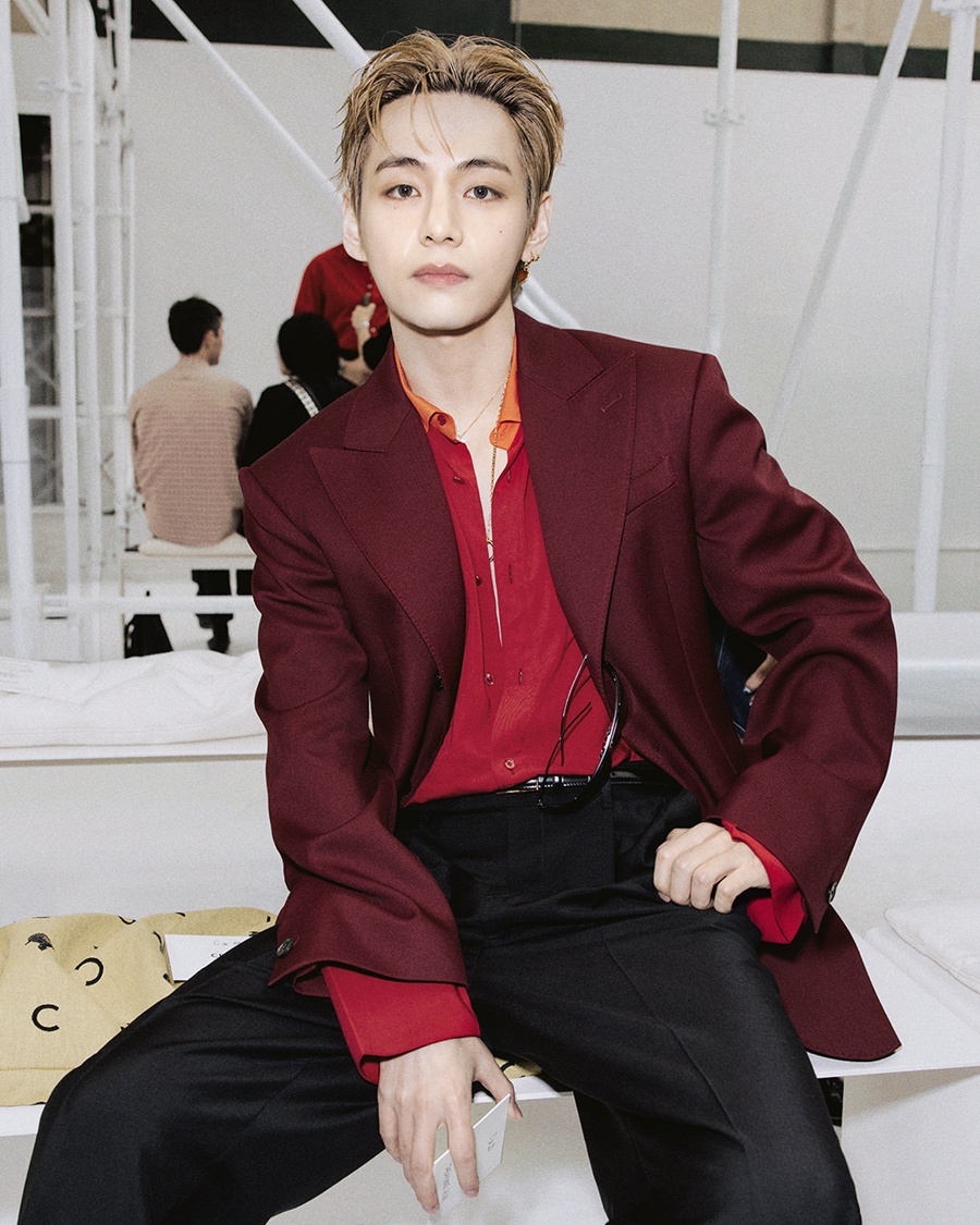 EntameKorea's tweet photo. BTSのV、パリを魅了…強烈な赤のジャケット姿で圧倒的存在感 https://t.co/j57gAQYnuW 

防弾少年団（BTS）のVがフランス・パリを魅了した。

6月28日（現地時間）、Vはフランス・パリで開催されたCELINEの「2027年春夏メンズ・コレクション」に出席し、会場に花を添えた。

#防弾少年団 #BTS #v #CELINE 
#KimTaehyung #Taehyung