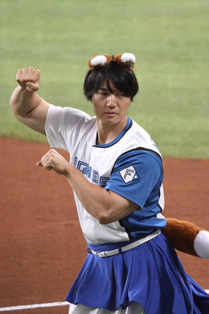 es_con_ni_kayou's tweet photo. 2026/07/01
日常的にデカい男を見ているつもりだったけど、これは明らかに種類の違うデカさ
しっぽの扱いが上級者で草だった
#青木マッチョ　@aoki_Nomacho https://t.co/IR1MHswjWT